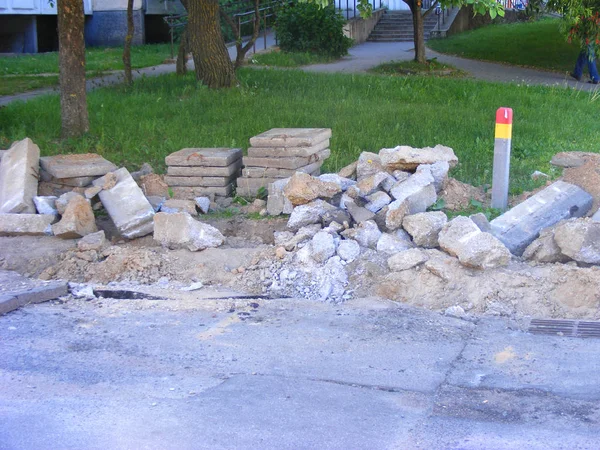 Road Street Repair Heaps Curdstones Lying Sidewalk Pit Installing Border — Stock Photo, Image