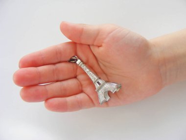 Çocuklar el ve Eyfel Kulesi modeli tutun