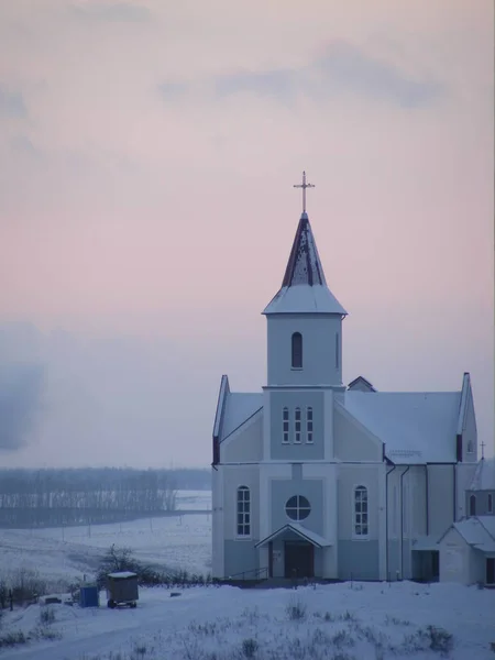 Католическая Церковь Зимним Закатом — стоковое фото