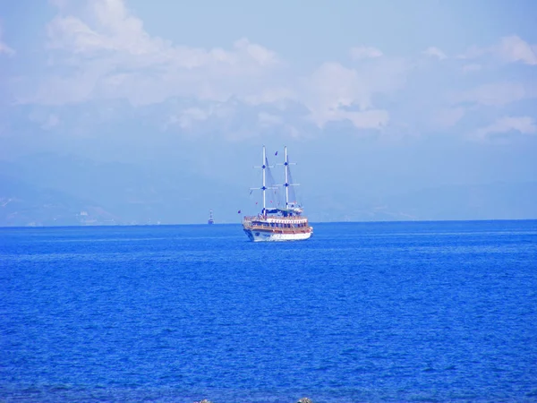 海上を航行する船は — ストック写真