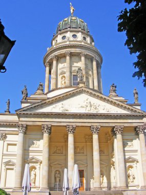 Gendarmenmarkt Berlin, Almanya. Güneşli bir günde Alman Katedrali üzerinde göster