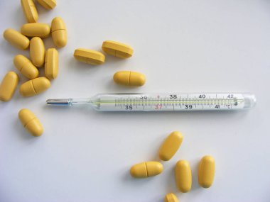 hap ve beyaz arka plan üzerinde termometre