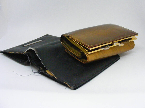 Старый потрепанный пустой бумажник с элегантным золотым бумажником с Монни
