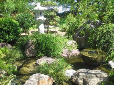 Japon Bahçe Monako, bir köprü ve bir ördek ile.