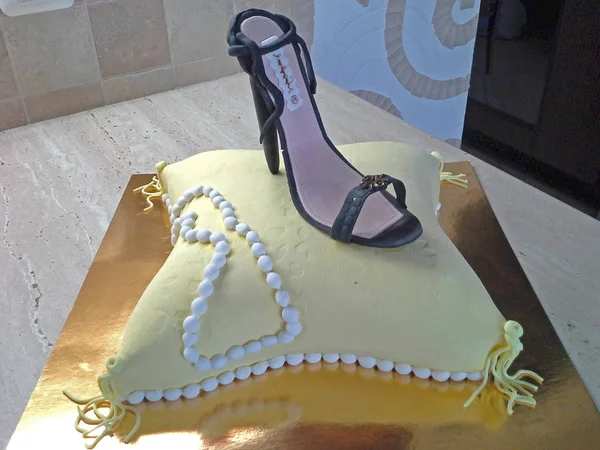 Torta Cuscino Con Scarpe Perline Commestibili Zucchero Gioielli — Foto Stock