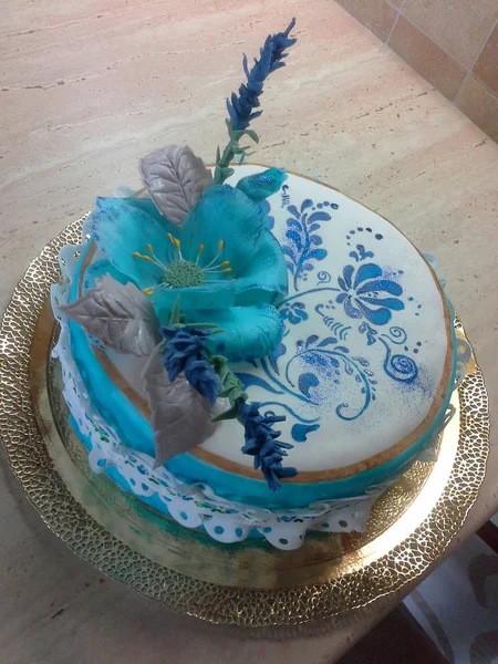 漂亮的蛋糕软糖在蓝色和白色与糖薰衣草 花边和 Gzhel 画装饰 — 图库照片