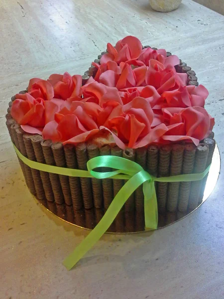 Torta Forma Cuore Con Rose Zucchero Rosse Rosa — Foto Stock