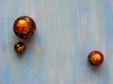 Bebek Matrioshka (Matryoshka Bebekler iç içe geçirme) kopya alanı Center'da mavi ahşap zemin üzerine