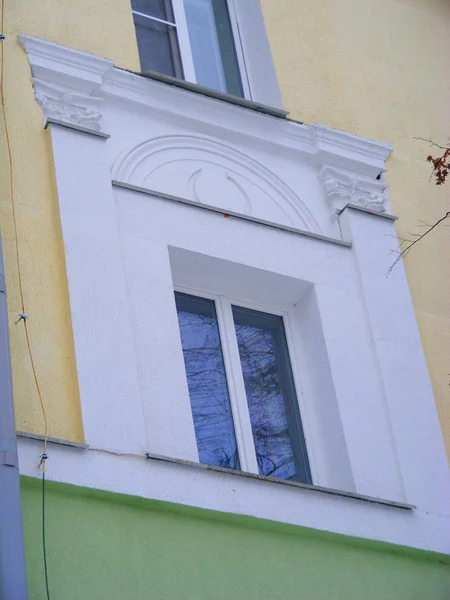古典的な建築様式のミンスクの建物の窓枠 ソ連の時代新古典主義 — ストック写真