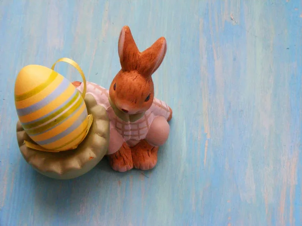 Lièvre Pâques Avec Oeuf Couleur Lapin Pâques Figure Sur Fond — Photo