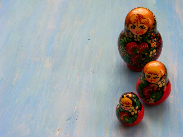 Bambole Russe Matrioshka Matryoshka Nesting Dolls Sfondo Blu Legno Con — Foto Stock
