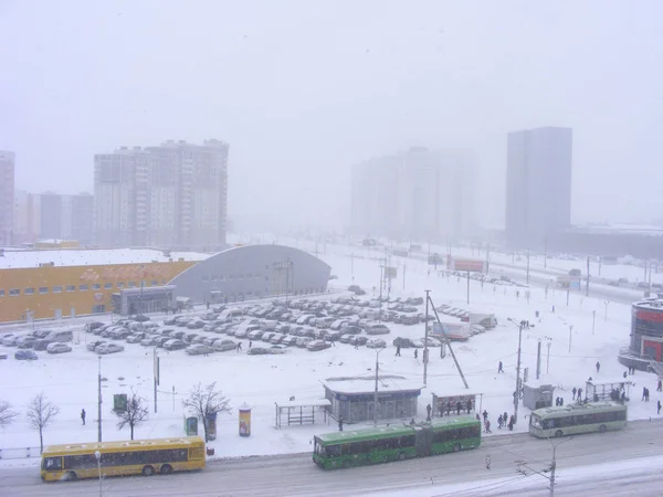 Escena Urbana Calle Carretera Después Las Nevadas Amanecer Frío Sobre — Foto de Stock