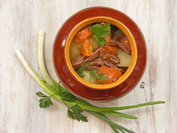 Lapin Cuit Aux Légumes Goulache Pot Cuivre Sur Surface Bois — Photo