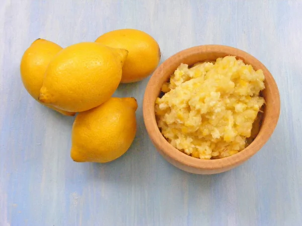 Limones Amarillos Sobre Fondo Madera Azul Con Puré Limones Maceta —  Fotos de Stock