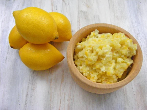 Limones Amarillos Sobre Fondo Blanco Madera Malhumorado Con Puré Limones —  Fotos de Stock