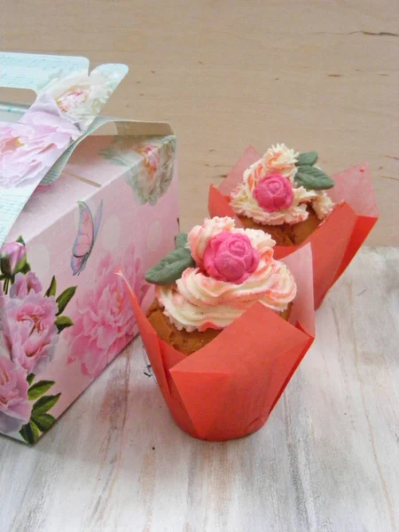 Flores Cupcakes Com Uma Caixa Fundo Gasto — Fotografia de Stock