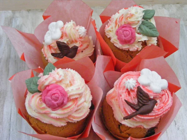 Primer Plano Flores Cupcakes Imagen Primavera Sobre Fondo Blanco Malhumorado — Foto de Stock