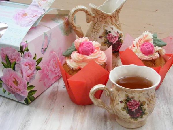 Chá Tarde Com Uma Flor Cupcakes Xícara Chá Vintage Fundo — Fotografia de Stock