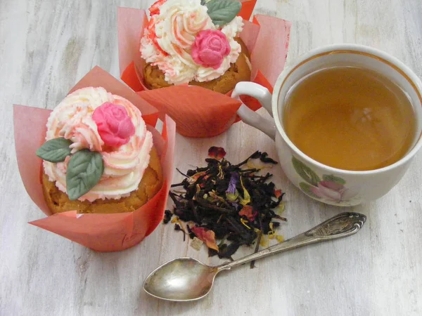 Nachmittagstee Mit Blumen Cupcakes Vintage Teetasse Alten Silberlöffel Und Blütenblätter — Stockfoto