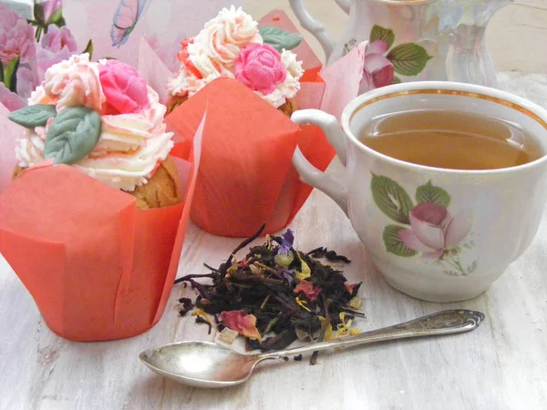 Nachmittagstee Mit Blumen Cupcakes Vintage Teetasse Altem Silberlöffel Und Blütenblättern — Stockfoto