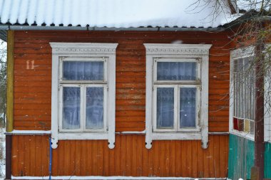 Çift Kişilik pencere çerçeveleri geleneksel Rus köyünde yakın çekim.