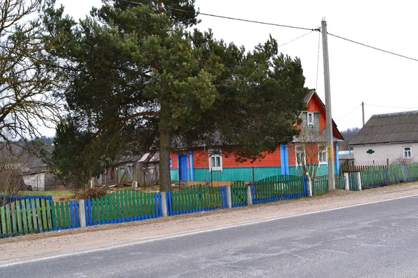 Traditionelles Holzhaus Russischen Stil Naturlandschaft Mit Straße Und Holzhaus Grenadinenfarbe — Stockfoto