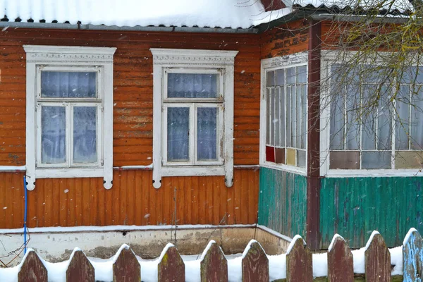 Konsept tasarımı için güzel rustik pencere ahşap çerçeve. Grunge arka plan.