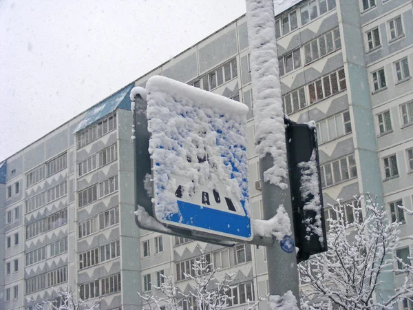 Vägmärket Övergångsställe Och Trafikljus Omfattas Snö Fara — Stockfoto