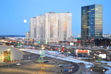 Minsk, Belarus şehir merkezinde güzel bir şehir manzarası. Büyük Lune ile gece gökyüzü. Kentsel peyzaj yolu.