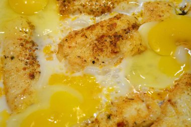 Kızarmış omlet makro detayları yüzey. Gurme kahvaltı veya brunch. Yemek geçmişi. Tavuk organik yumurtalar. Rustik ev yapımı arka plan.