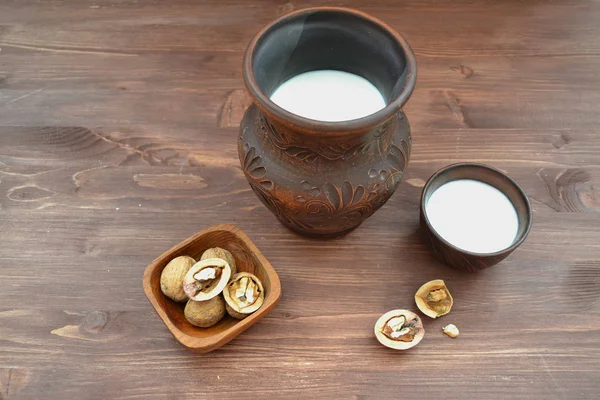 Alimenti Biologici Latte Noci Sul Tavolo Legno — Foto Stock