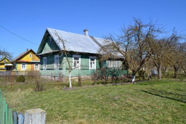 Eski Rus mimarisi: köyde geleneksel ahşap ev.