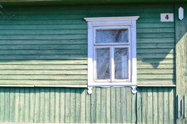 Köyde geleneksel ahşap rus evin Vintage pencere jamb, kopya alanı ile yakın
