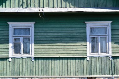 Köyde geleneksel eski ahşap Rus evin Vintage pencere jamb, teal renk eski arka plan, kopya alanı ile yakın