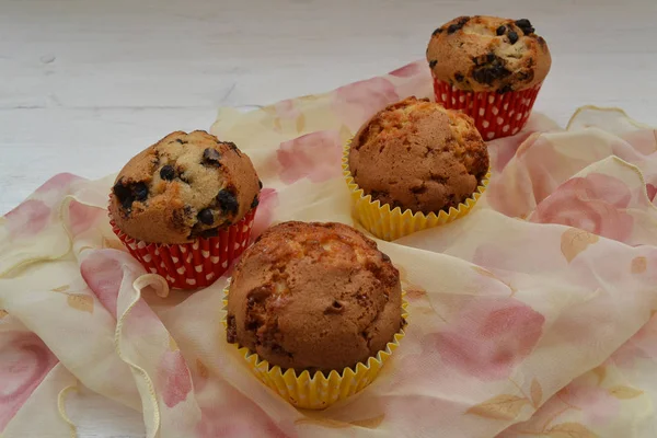 Čerstvé Chutné Pečené Muffiny Bílé Pozadí Chutné Ručně Vyráběné Koláčky — Stock fotografie