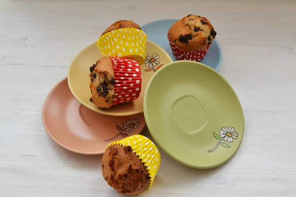 Cupcakes Colorés Pour Anniversaire Fête Sur Des Assiettes Colorées Concept — Photo