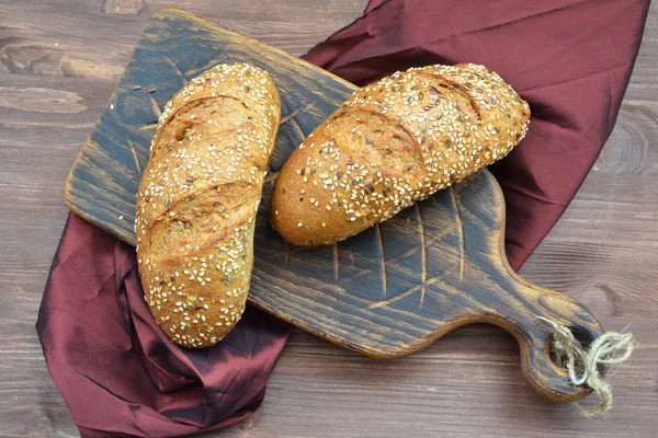 Pão Fresco Com Sementes Velha Tábua Corte Fundo Madeira Pão — Fotografia de Stock