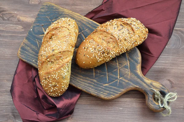 Panino Fresco Con Semi Vecchio Tagliere Fondo Legno Concetto Pane — Foto Stock