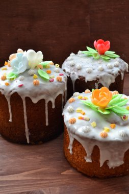 Ahşap arka plan üzerinde geleneksel paskalya pastası kulich Rus kültürü