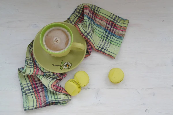 Bild Von Oben Mit Grüner Tasse Kaffee Und Pistazien Macaron — Stockfoto
