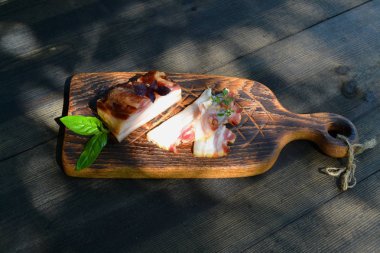 Rus mutfağı: kesme tahtası üzerinde bütün tuz Pastırma