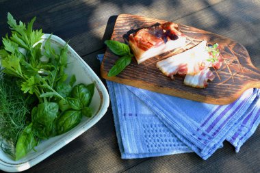 İtalyan prosciutto crudo veya İspanyol jamon. Ahşap kesme tahtası üzerinde ham ham.