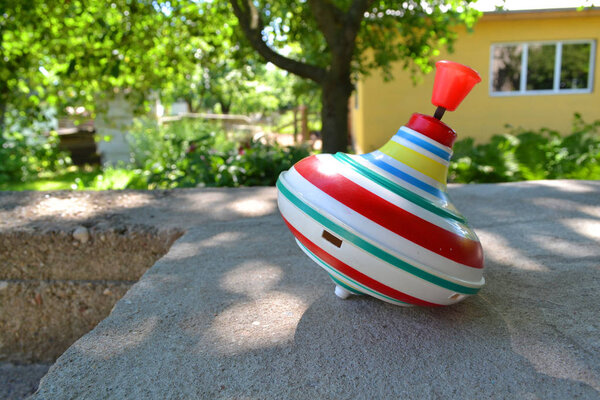 Напевая сверху. Концептуальное фото времени. Счастливого детства. Концепция счастливой семьи
.