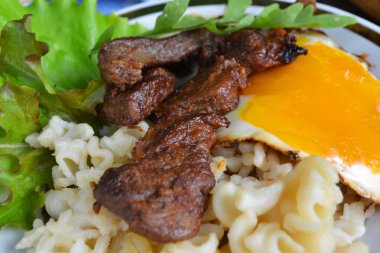 Kırsal Rus mutfağı: biftek ve yumurta kızarmış makarna