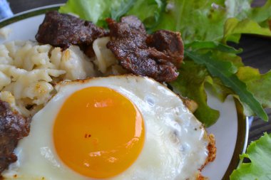 Haşlanmış et, peynir ve yumurta ile Makarna. Yaban kuşu mutfağı