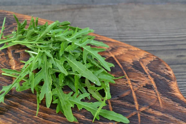 Färsk Ekologisk Ruccola Rustik Skärbräda Diagonal Foto Med Kopierings Utrymme — Stockfoto