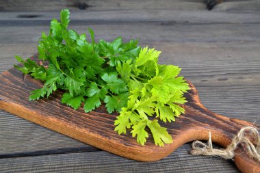 Yeşil maydanoz ve kereviz vintage ahşap shabby kesme tahtası üzerinde. Sağlıklı vejetaryen yemekleri. Organik gıda maddeleri.