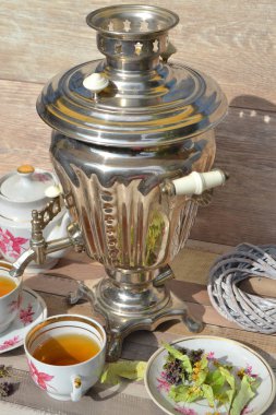 Bitkisel çay ile yaşam tarzı tasarımı için Rustik Rus geleneksel samovar, rustik tarzı dikey fotoğraf