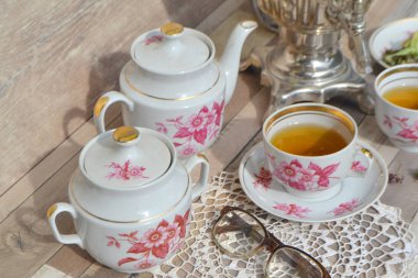açık havada bitkisel çay ile çay bardakları ile Rus samovar