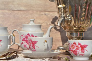 Hala beyaz boyalı bardak ile masada samovar çay çörek